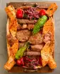 Galeri sayfasına git: Karışık kebap tabağı, şiş kebap, kuşbaşı et, ızgara sebzeler ve lavaş ile servis edilen Hatay usulü zengin kebap sunumu